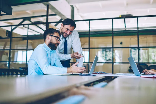 Hombres Profesionales Discutiendo Ideas Estrategia Productiva Para Empresa Durante Búsqueda —  Fotos de Stock