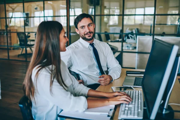 Partenaires Masculins Féminins Positifs Profitant Une Conversation Amicale Près Bureau — Photo