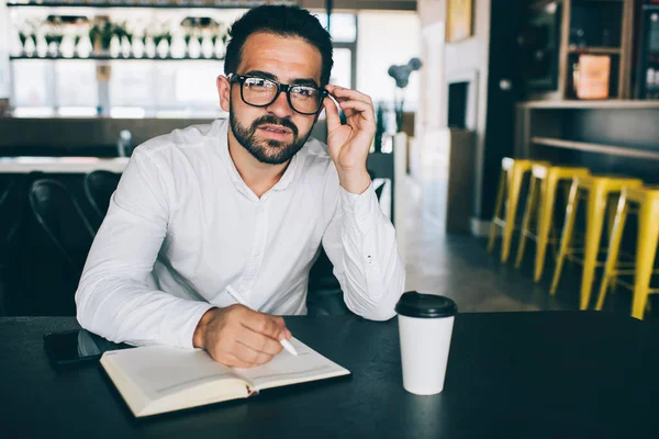 Retrato Empreendedor Masculino Sério Com Planejador Pessoal Sentado Mesa Cafetaria — Fotografia de Stock