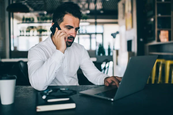 Geschoolde Mannelijke Ondernemer Lezen Ontvangen Mail Met Weekschema Informatie Bellen — Stockfoto