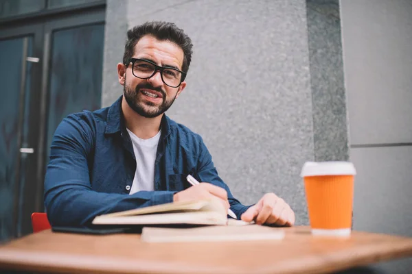 Retrato Inteligente Estudiante Masculino Ropa Casual Gafas Clásicas Para Corrección —  Fotos de Stock