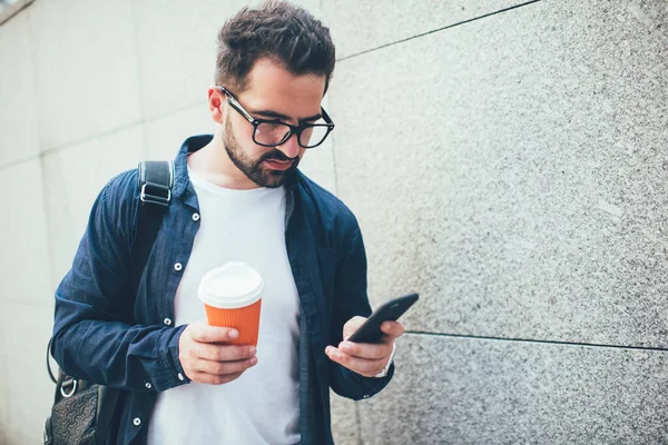 Millennial Hombre Con Café Para Utilizando Dispositivo Teléfono Celular Para —  Fotos de Stock