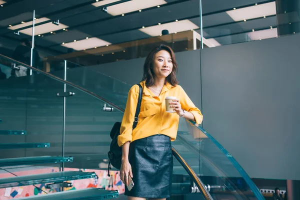 Attraktiv Kinesisk Hipster Flicka Med Koffein Dryck Poserar Offentlig Plats — Stockfoto