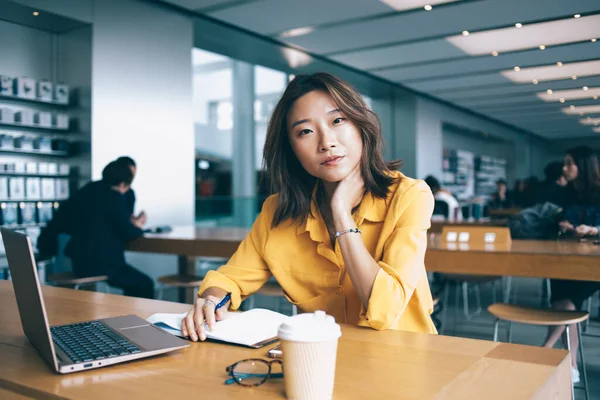 Porträtt Trött Japansk Hipster Flicka Tittar Kameran Avlägsen Deadline Coworking — Stockfoto