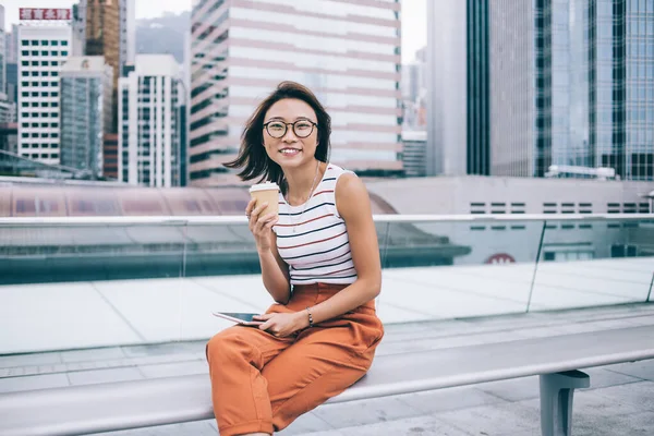 Schöne Asiatische Studentin Stylischem Outfit Und Brille Sitzt Mit Kaffee — Stockfoto