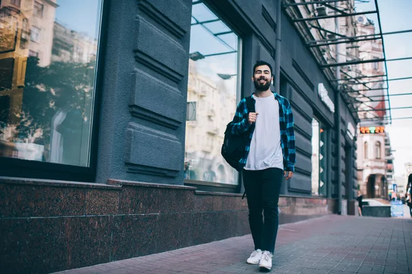 Alegre Asiático Macho Estudiante Casual Desgaste Caminar Calle Céntrico Disfrutando — Foto de Stock