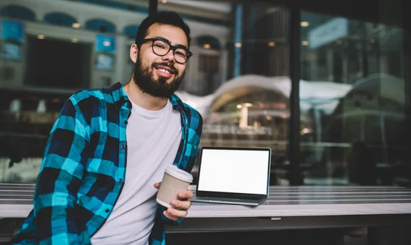 Portret Szczęśliwego Azjatyckiego Studenta Trzymającego Kawę Filiżankę Siedzącą Obok Laptopa — Zdjęcie stockowe