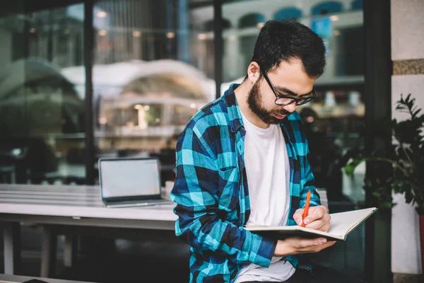 Serieuze Geconcentreerde Mannelijke Auteur Opschrijven Van Zijn Ideeën Gedachten Notitieblok — Stockfoto