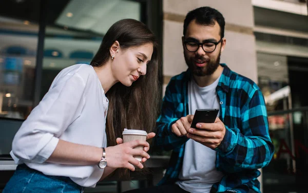 Jovens Colegas Sorridentes Masculinos Femininos Conversando Verificando Novo Aplicativo Instalação — Fotografia de Stock