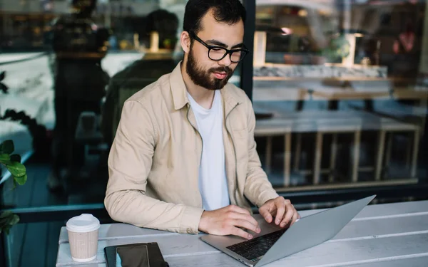 Professionelle Asiatische Bärtige Entwickler Arbeiten Freiberuflich Brillen Für Den Sichtschutz — Stockfoto