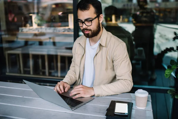 턱수염의 복사자는 노트북 컴퓨터에서 페이지를 검색하는 직업으로 만족하고 프리랜서 애플리케이션을 — 스톡 사진