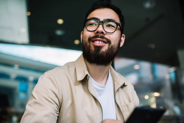 Alegre Barbudo Asiático Millennial Hipster Chico Gafas Moda Traje Celebración — Foto de Stock