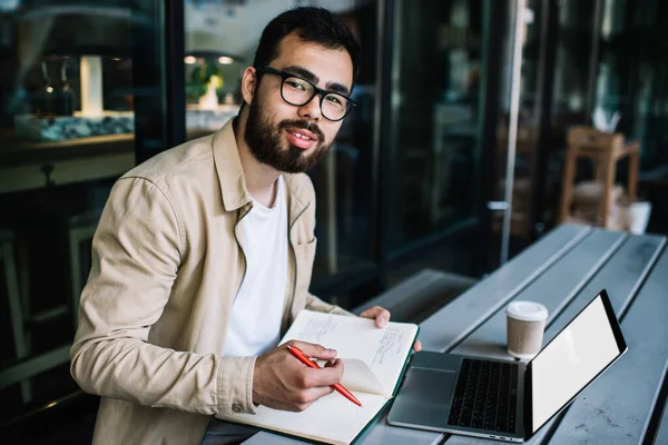 Retrato Inteligente Asiático Estudante Sexo Masculino Óculos Aprendendo Curso Line — Fotografia de Stock