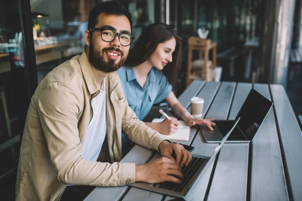 Joven Asiático Macho Estudiante Gafas Mirando Cámara Mientras Hembra Amigo — Foto de Stock