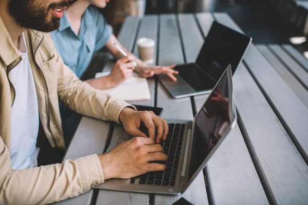 Imagem Cortada Mulher Homem Trabalhando Computadores Portáteis Remotamente Fazer Pesquisas — Fotografia de Stock