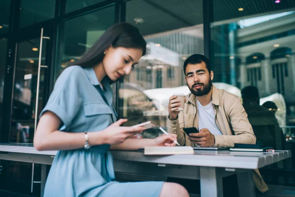 Sério Barbudo Asiático Hipster Cara Olhando Para Câmera Segurando Celular — Fotografia de Stock