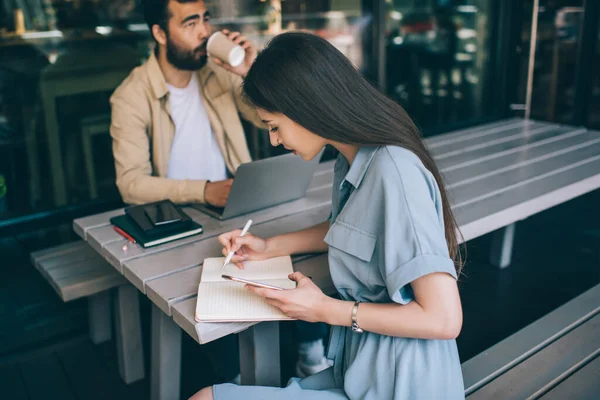 Multiracial Hipster Killar Studerar Tillsammans Med Hjälp Modern Teknik För — Stockfoto