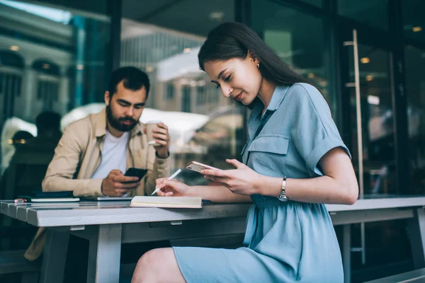 Hipsters Multiraciales Masculinos Femeninos Concentrados Dispositivos Digitales Ignorando Comunicación Real —  Fotos de Stock