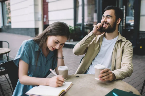 Feliz Asiático Barbudo Hipster Cara Satisfeito Com Operadora Tarifas Ter — Fotografia de Stock