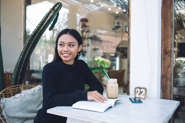 Mooie Jonge Aziatische Vrouw Met Zwart Haar Glimlachend Zittend Aan — Stockfoto