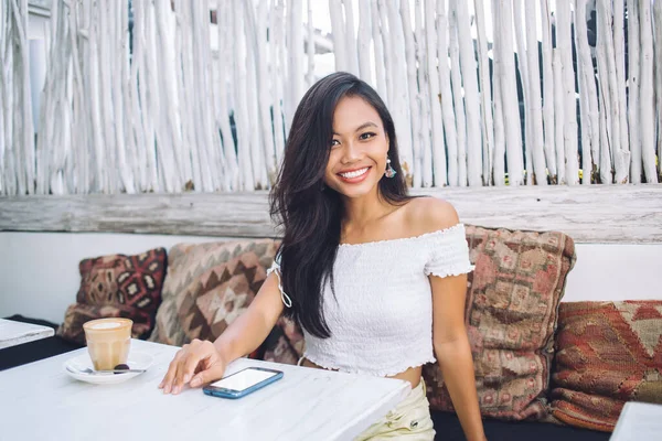 Vrolijke Mooie Jonge Aziatische Vrouw Schouder Blouse Zitten Aan Tafel — Stockfoto