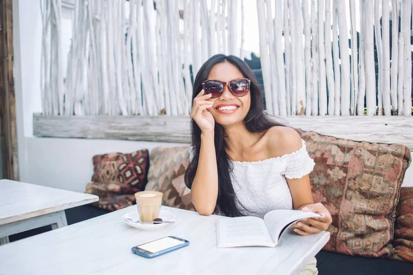 Despreocupado Atraente Jovem Asiático Mulher Ombro Blusa Óculos Sol Leitura — Fotografia de Stock