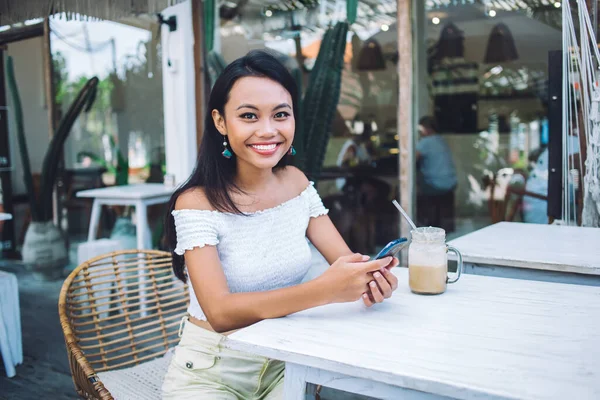 Positive Hübsche Junge Asiatin Shoulder Bluse Trinkt Kalten Kaffee Aus — Stockfoto