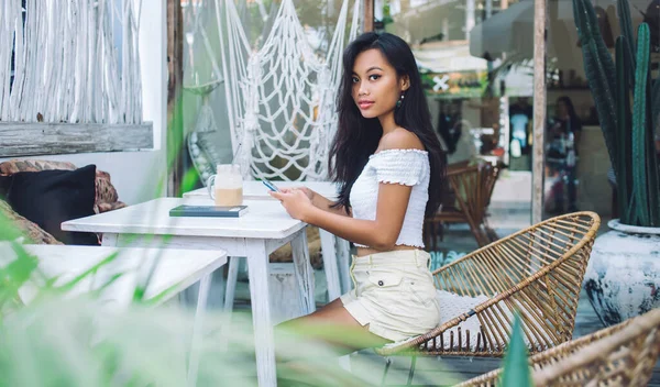 Moderní Asijská Žena Mobilním Telefonem Sedí Letní Kavárně Terasa Kávou — Stock fotografie