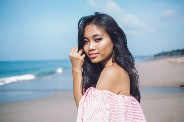 Vista Lateral Jovem Mulher Indonésia Macia Vestido Rosa Sorrindo Para — Fotografia de Stock