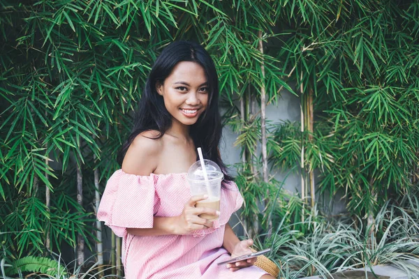 Contenido Bastante Mujer Étnica Vestido Rosa Sentado Valla Con Plantas — Foto de Stock