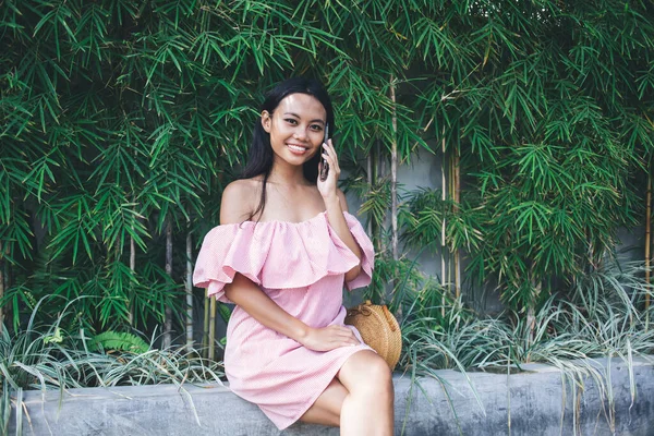 Sonriente Hermosa Mujer Asiática Positiva Rosa Vestido Fuera Hombro Hablando — Foto de Stock