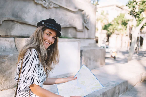 Moda Şapkalı Olumlu Hipster Kız Portresi Kameraya Gülümserken Yürümekten Barselona — Stok fotoğraf