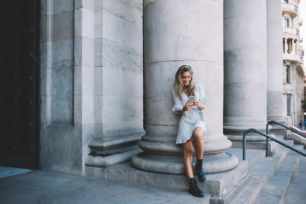 Millennial Positivo Moda Sundress Descansando Showplaces Enquanto Verifica Mail Melhor — Fotografia de Stock