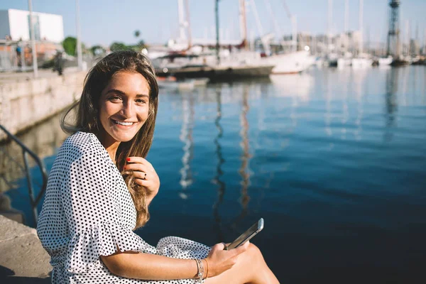 Porträtt Glad Kvinnlig Turist Med Modern Mobiltelefon Handen Njuter Helgen — Stockfoto
