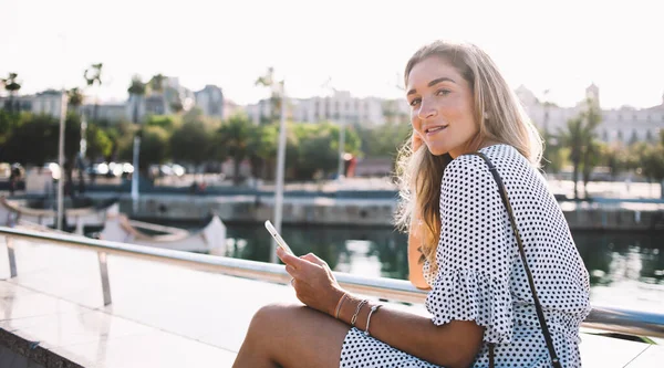 Retrato Menina Hipster Atraente Vestida Com Roupas Elegantes Olhando Para — Fotografia de Stock