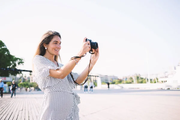 Pozytywne Kobieta Fotograf Stylowej Sukience Koncentrując Się Klikając Dobre Zdjęcia — Zdjęcie stockowe