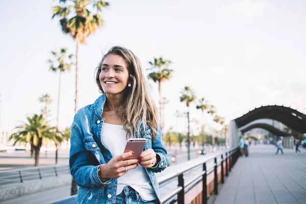 Blogueiro Feminino Alegre Vestido Com Jaqueta Jeans Elegante Sorrindo Olhando — Fotografia de Stock