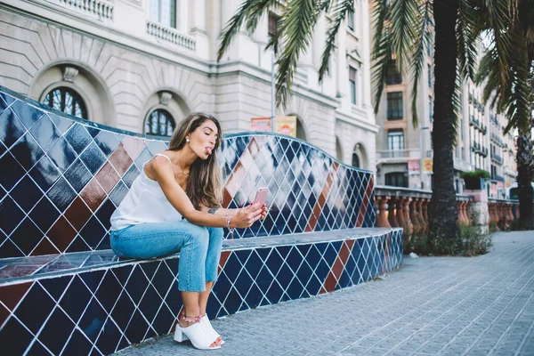 Turista Hipster Positivo Desgaste Casual Mostrando Língua Clicar Imagens Selfie — Fotografia de Stock