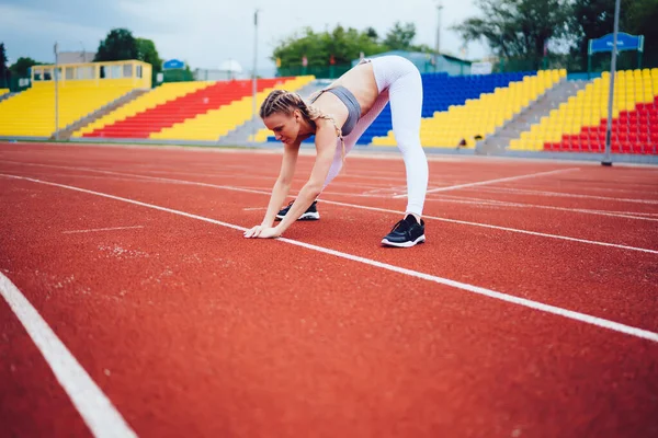 Mujer Flexible Rubia Joven Concentrada Con Trenzas Ropa Deportiva Haciendo — Foto de Stock