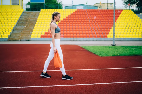 Vista Lateral Hembra Atlética Adulta Ropa Deportiva Moderna Que Sostiene — Foto de Stock