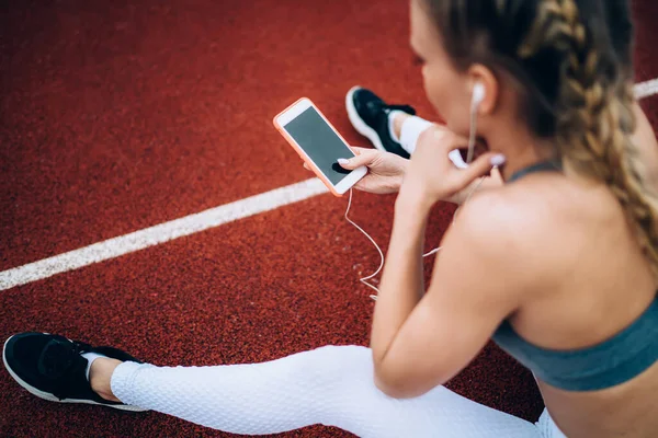 Modern Sporda Yetişkin Atletik Kadın Kulaklık Takıyor Akıllı Telefon Kullanıyor — Stok fotoğraf