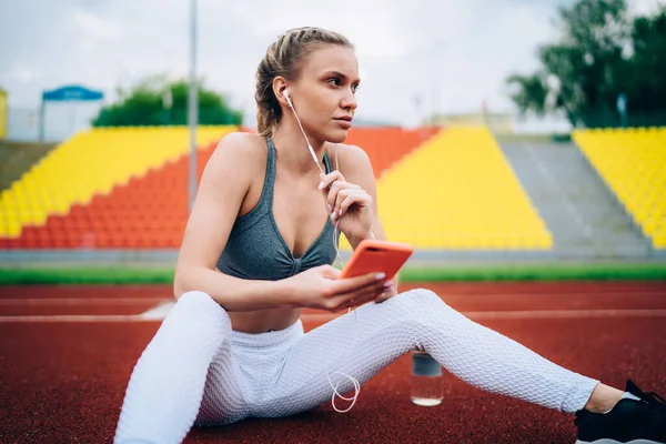 Žena Sportovec Sluchátkách Sportovní Oblečení Pomocí Smartphonu Poslouchat Hudbu Dívat — Stock fotografie