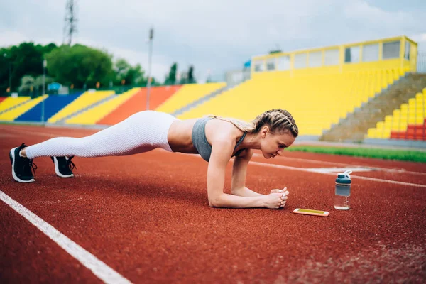 Kalas Egzersizi Yapan Atletik Bir Kadın Boş Tribünlerle Stadyumun Pistinde — Stok fotoğraf