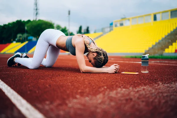 Seitenansicht Der Blonden Dame Sportbekleidung Kniend Und Auf Ellbogen Gestützt — Stockfoto