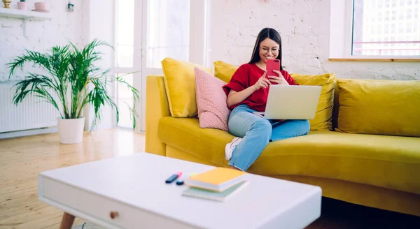 Mujer Informal Alegre Descansando Sofá Habitación Luminosa Con Interior Creativo —  Fotos de Stock