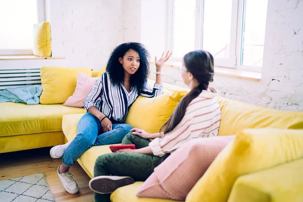 Ernstige Afro Amerikaanse Dame Casual Kleding Praten Met Een Goede — Stockfoto