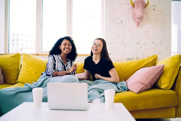 Tertawa Beragam Remaja Perempuan Duduk Sofa Kuning Dan Berpelukan Bawah — Stok Foto