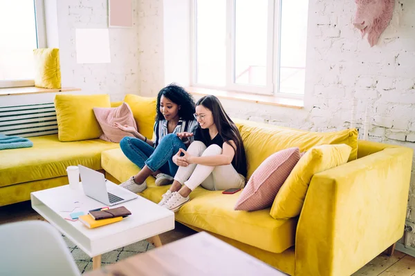 Remaja Multirasial Yang Bingung Duduk Sofa Kuning Yang Nyaman Dan — Stok Foto