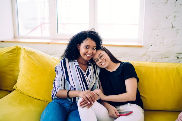 Veselé Rozmanité Ženské Teenageři Objímání Spojování Pohodlné Žluté Pohovce Zatímco — Stock fotografie