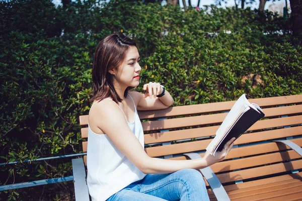 Zijaanzicht Van Geconcentreerde Aziatische Jonge Vrouw Met Kort Bruin Haar — Stockfoto